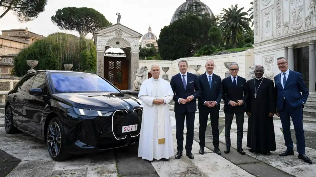 Le Pape L&eacute;on XIV roule d&eacute;sormais en BMW iX &eacute;lectrique