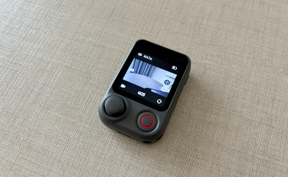 La petite t&eacute;l&eacute;commande DJI dot&eacute;e d'un &eacute;cran