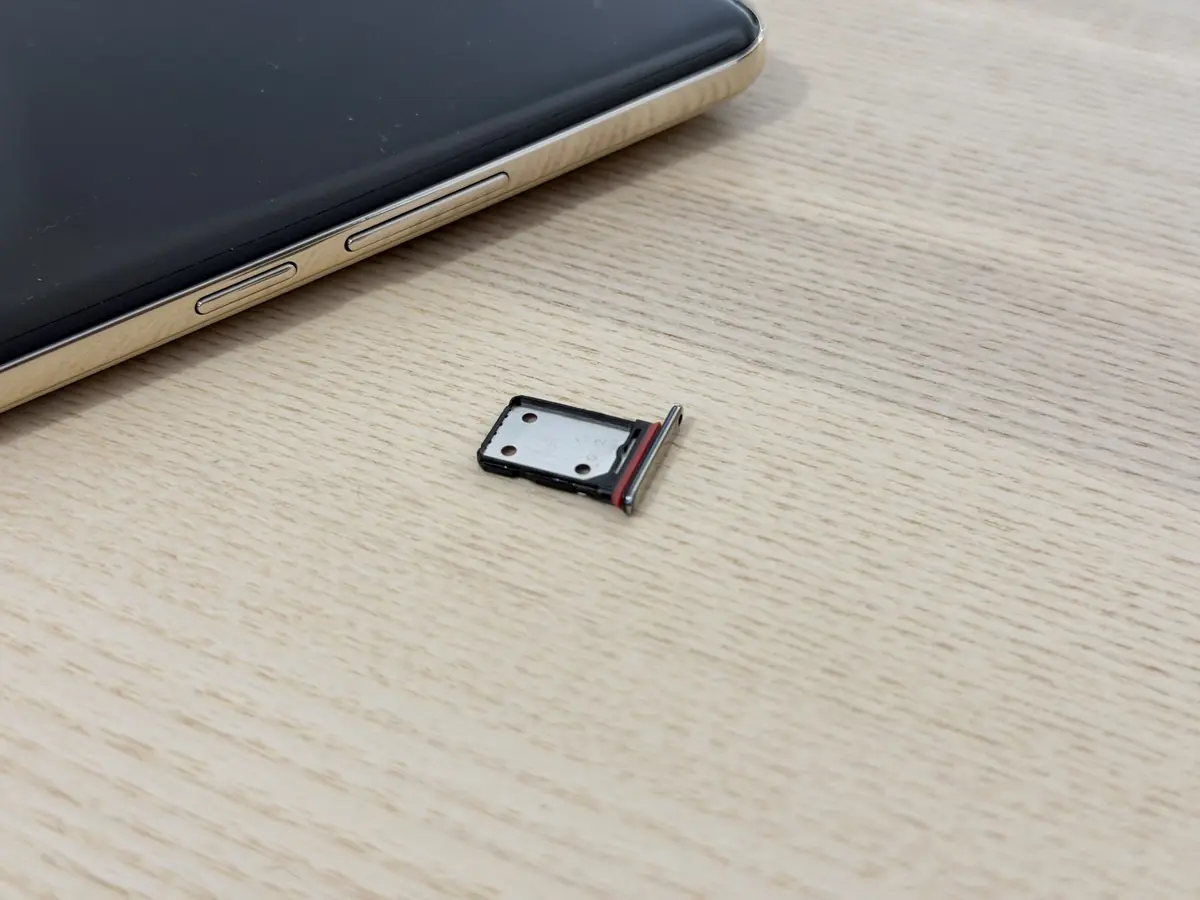 On peut mettre deux nanoSIMs sur ce petit support, une chaque c&ocirc;t&eacute;