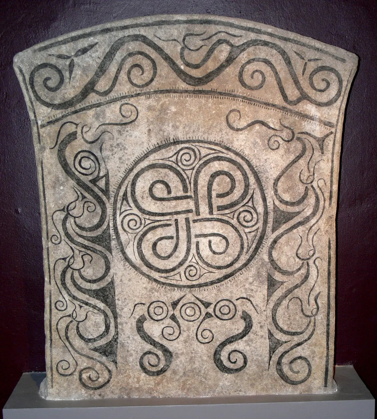 Une pierre du cinqui&egrave;me si&egrave;cle sur laquelle apparait une version du symbol&nbsp;⌘.