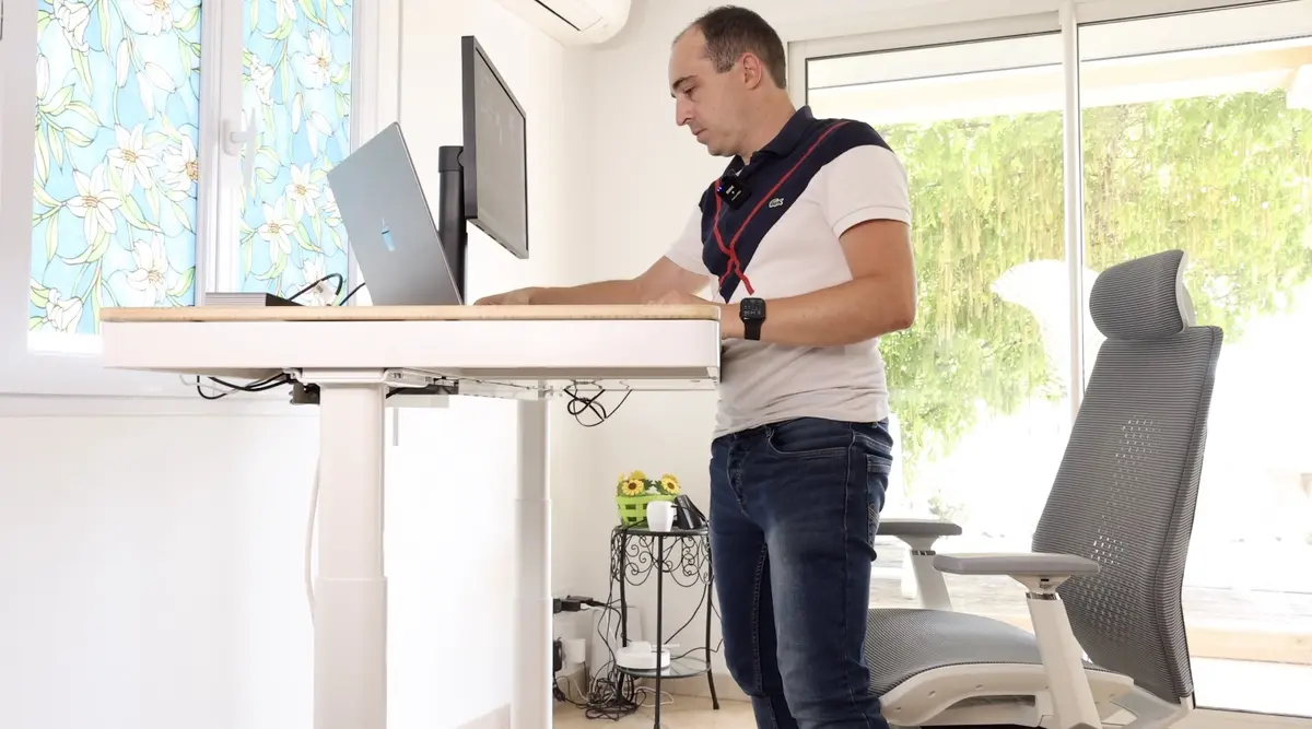 Test du bureau assis-debout Flexispot Q8 et de la chaise ergonomique BS11 Pro (+ code promo)