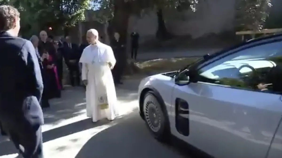 La Ferrari Luce de Jony Ive a &eacute;t&eacute; pr&eacute;sent&eacute;e au pape L&eacute;on XIV