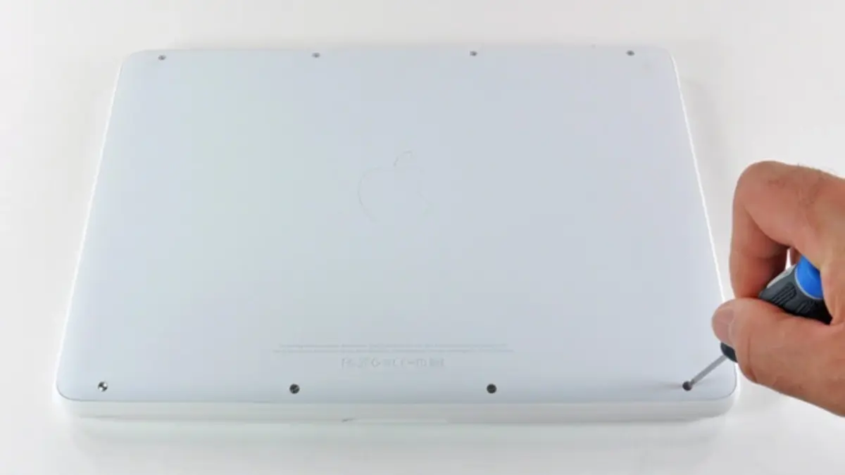 הרחבת אחריות למעטפת התחתונה של מחשבי Macbook מפוליקרבונט