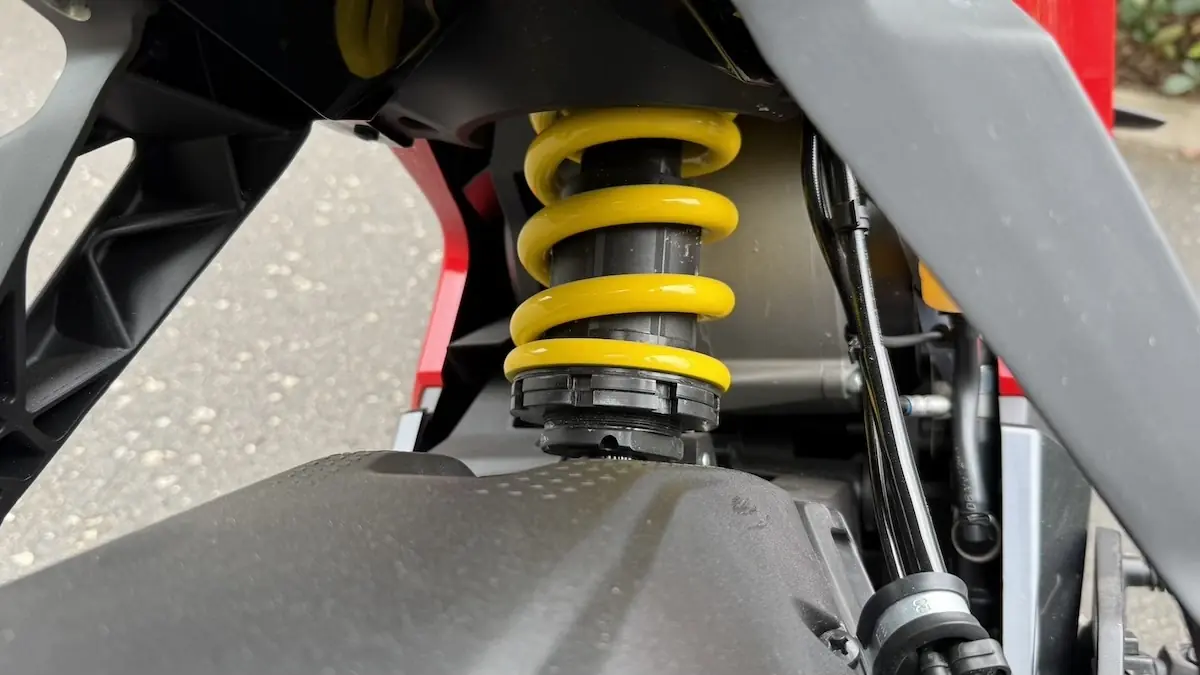 Essai Ultraviolette F77 Mach 2, une moto &eacute;lectrique convaincante mais pas sans d&eacute;fauts