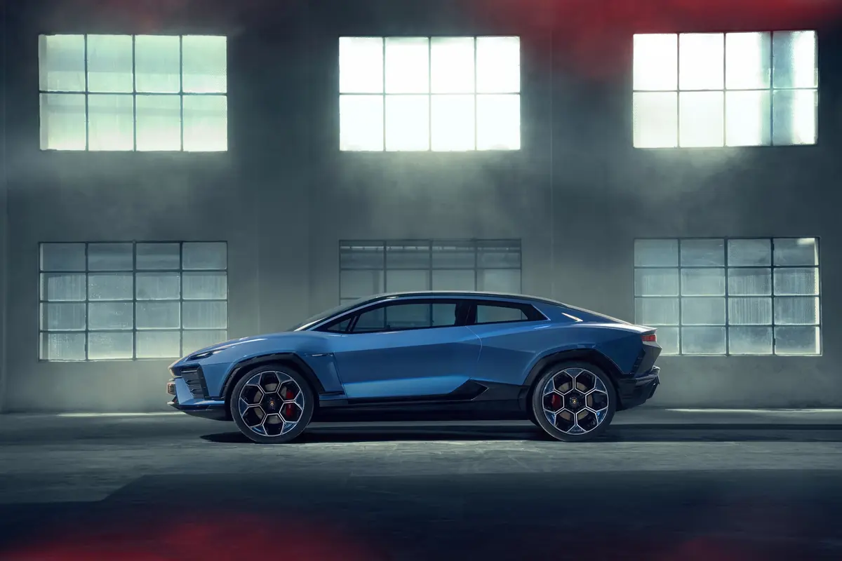 Lamborghini assume d'avoir tu&eacute; sa voiture &eacute;lectrique, et regarde Ferrari ramer