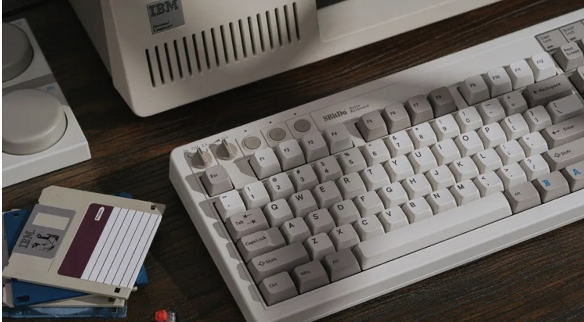 De quel clavier légendaire s'inspire ce modèle signé 8BitDo ?