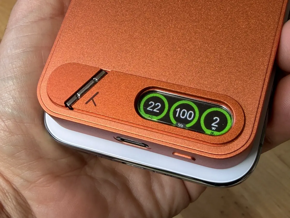 On a test&eacute; la KUXIU S4&nbsp;: une batterie MagSafe 25W avec &eacute;cran TFT