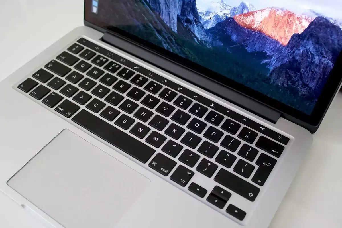 Nouveaux MacBook Pro : quels usages pour la rangée de touches OLED ?