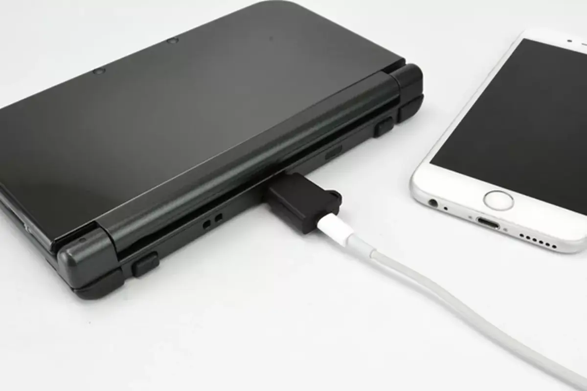 Un adaptateur permet de recharger la Nintendo 3DS avec un câble Lightning