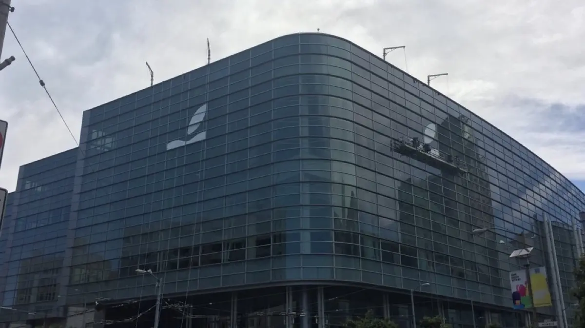 Au tour du Moscone West d'arborer le logo Apple pour la #WWDC