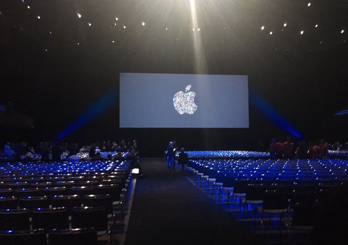 #WWDC2016 : la presse s'installe dans la salle (photos), les développeurs invités à entrer