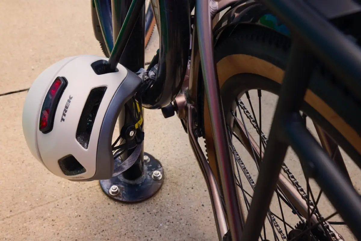 Trek Charge WaveCel&nbsp;: un casque pour v&eacute;lo &eacute;lectrique avec feu arri&egrave;re, &agrave; 169,99 euros