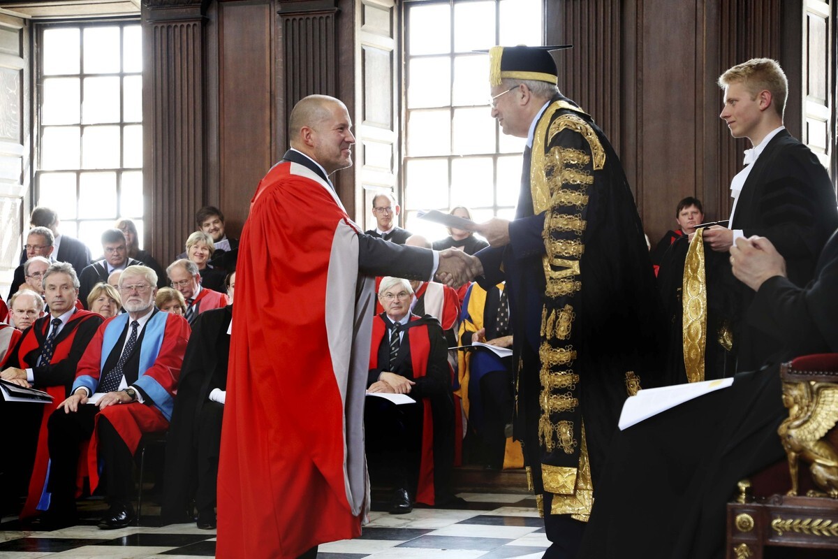 L'image du soir : Jony Ive reçoit son doctorat de l'Université de Cambridge