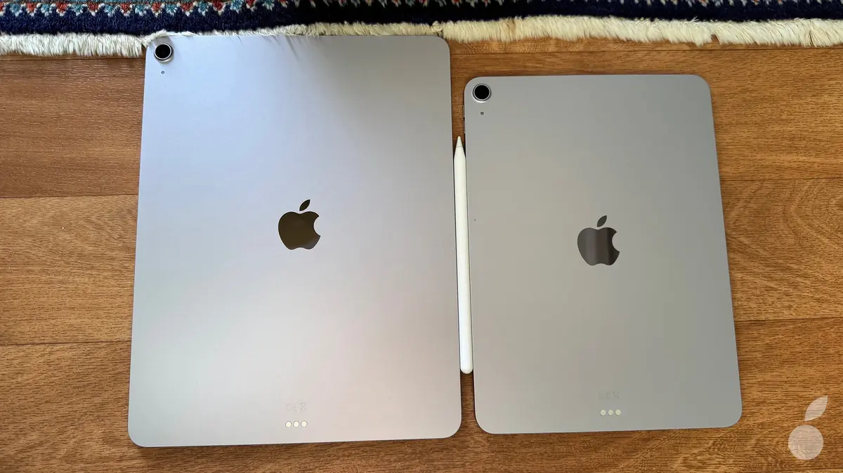 A gauche un iPad Air M4 13", &agrave; droite un iPad Air M3 11" (tous les deux en... violet)