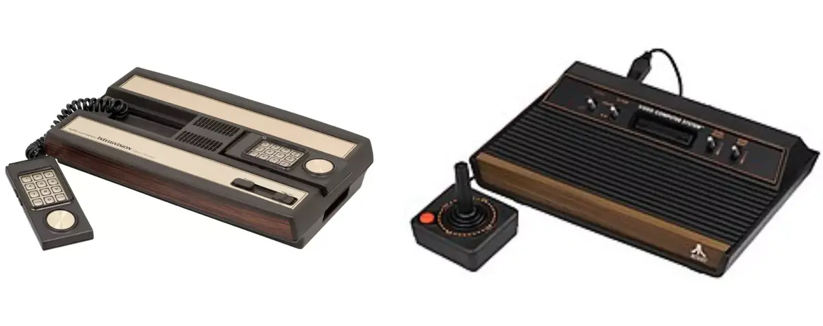 Mattel Intellivison à gauche, Atari 2600 à droite, les frères ennemis incontournables des années 80