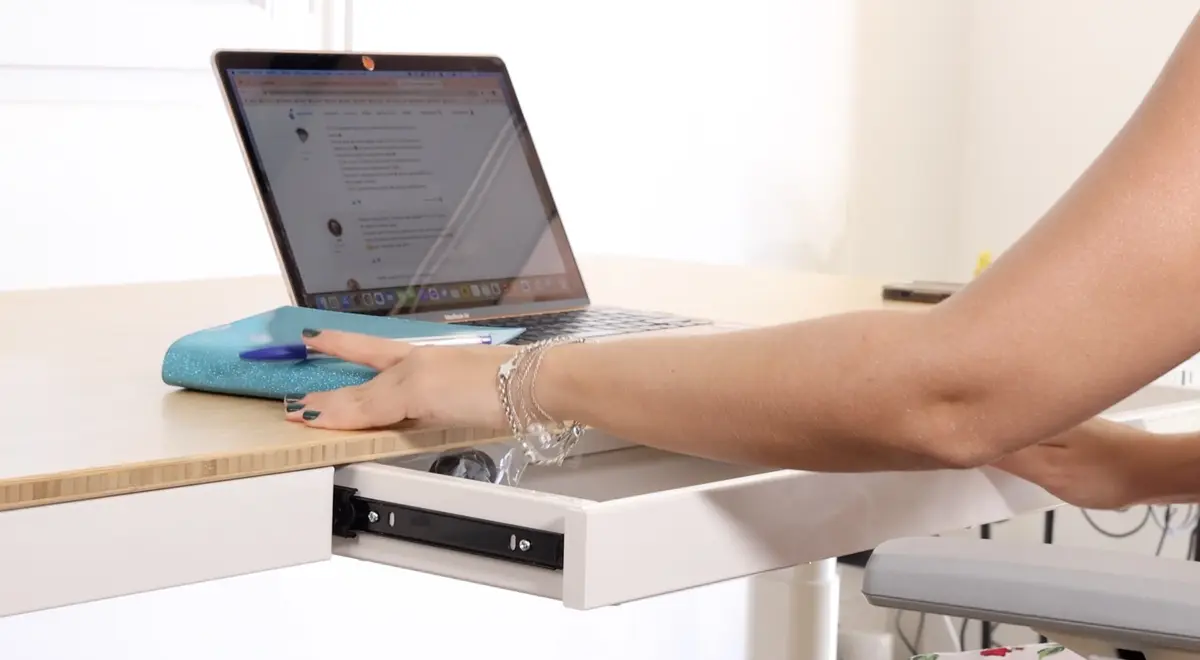 Test du bureau assis-debout Flexispot Q8 et de la chaise ergonomique BS11 Pro (+ code promo)