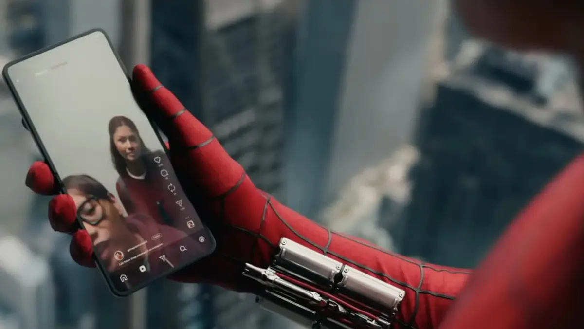 Spider-Man abandonne le Xperia pour un Galaxy, et le placement Samsung se voit beaucoup