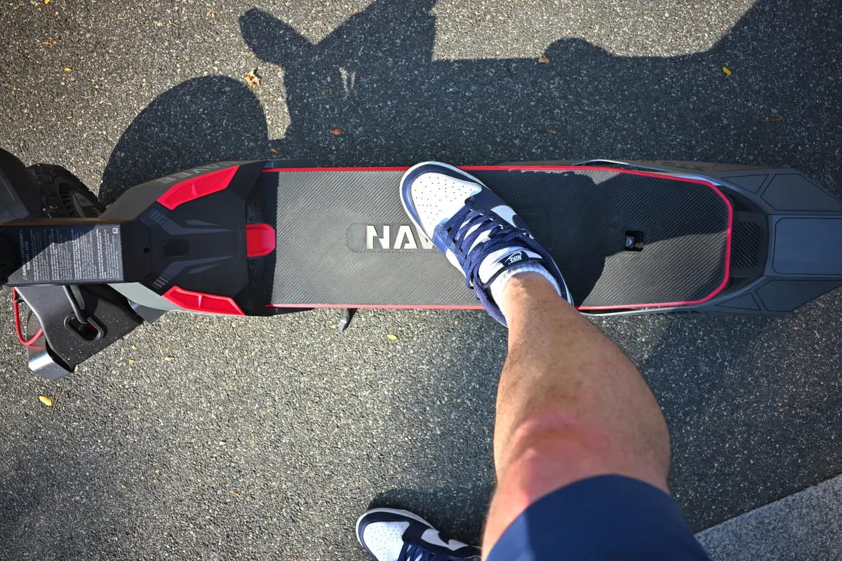 Test Navee XT5 Ultra&nbsp;: deux moteurs et un confort de scooter
