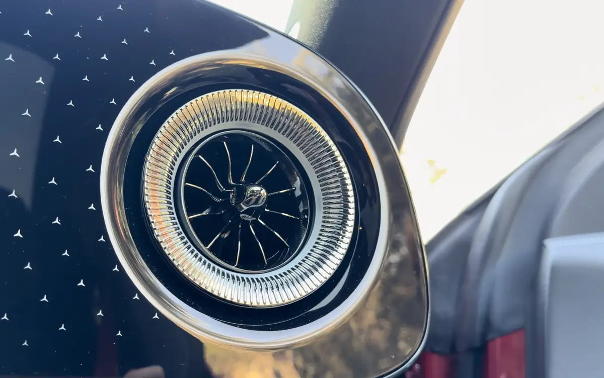 Mercedes a mis un iPad et Face ID dans son CLA&nbsp;! (Test des &eacute;crans Mercedes 2026)