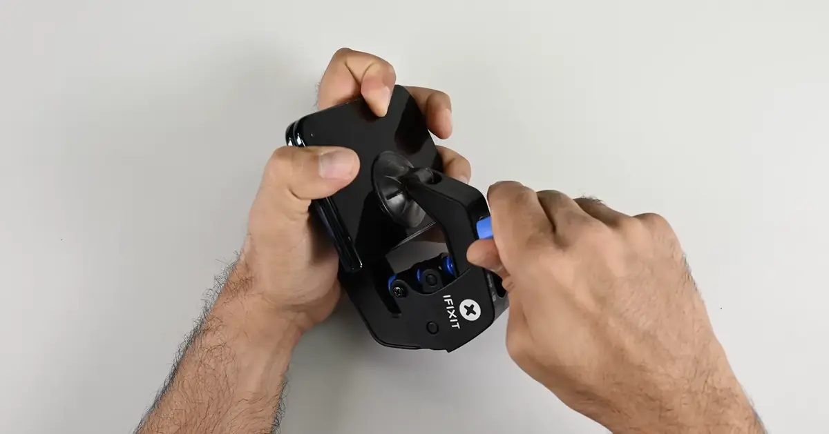 D&eacute;montage de l'iPhone Duo&nbsp;: iFixit r&eacute;v&egrave;le plusieurs indices sur les probl&egrave;mes de l'&eacute;cran