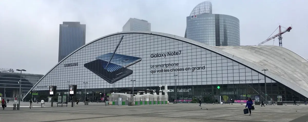 L'image du soir : à la Défense, le Galaxy Note 7 trône sur le Cnit