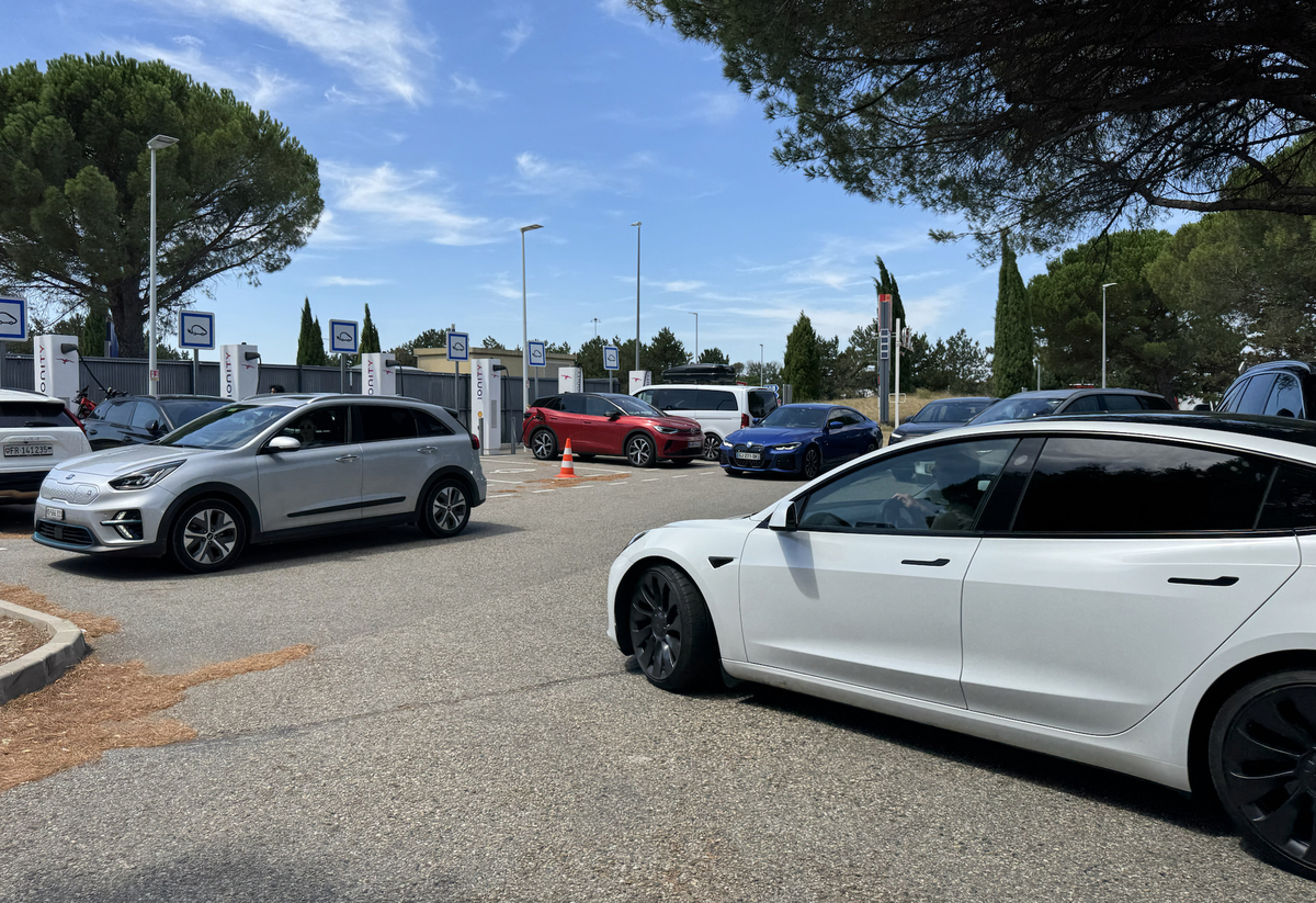 Les files d'attente aux bornes de recharge sont désormais réalité pendant les vacances