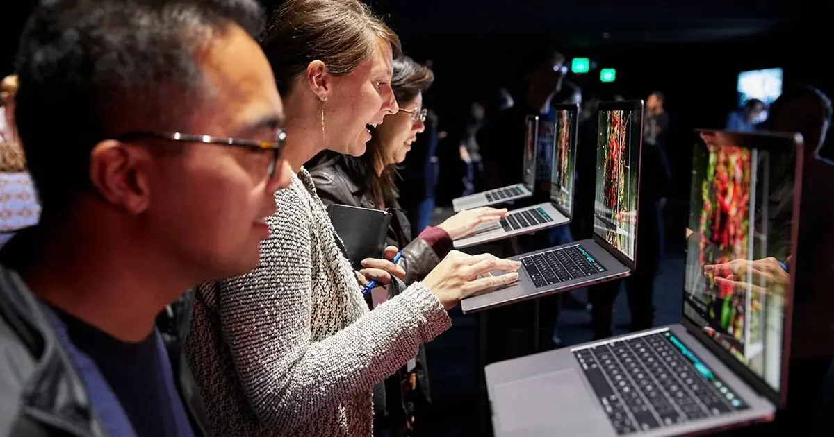 Les MacBook Pro Retina (avec Touch bar) exposés librement demain en Apple Store ?