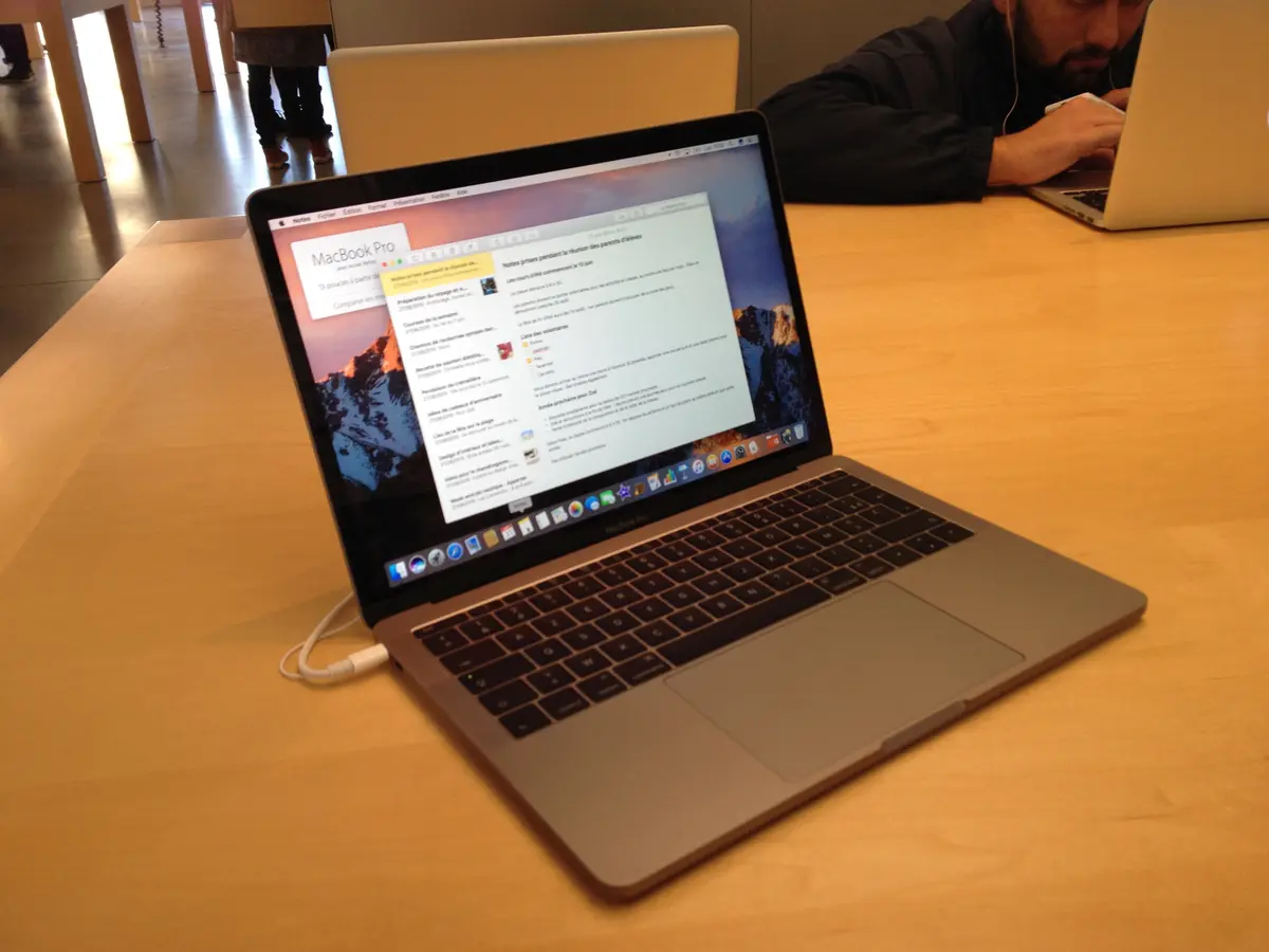 Les nouveaux MacBook Pro enfin visibles dans les Apple Store français (photo)