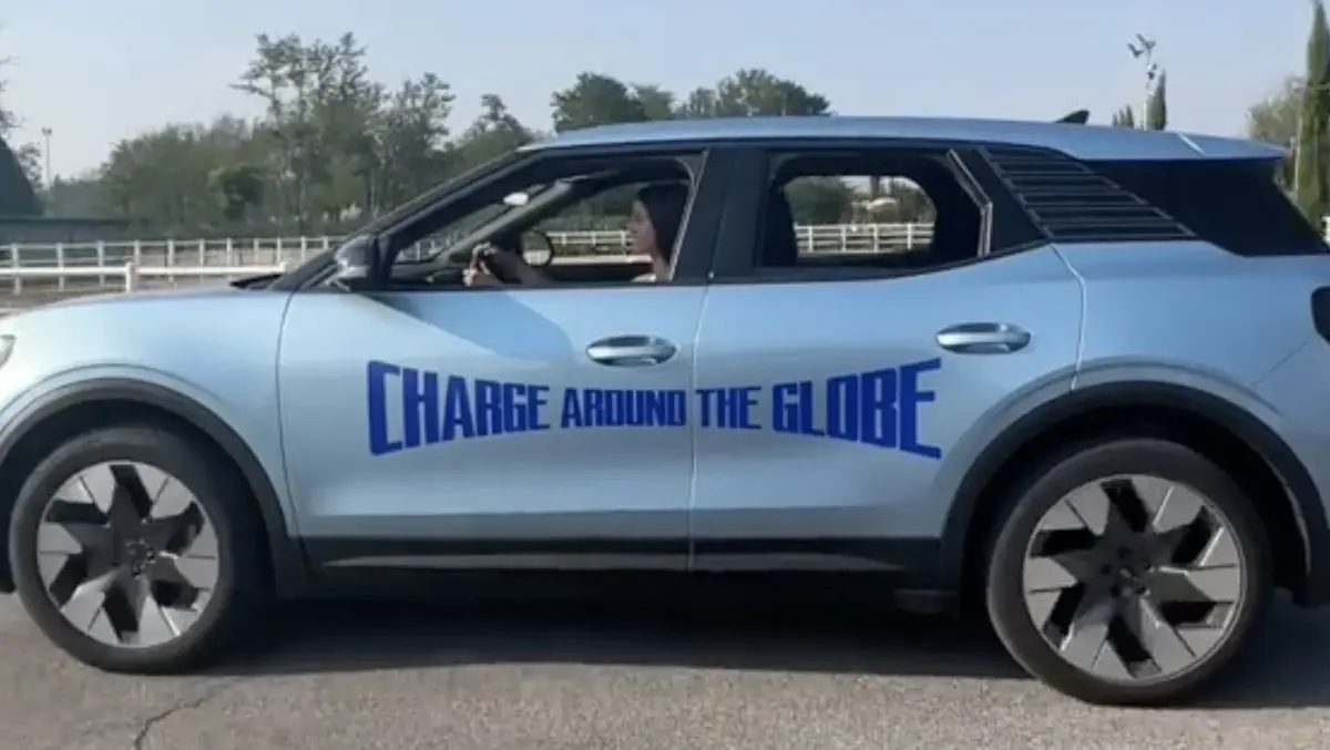 Deux records en voiture électrique : la ChaineEV au Cap Nord et Lexis Alford autour du monde