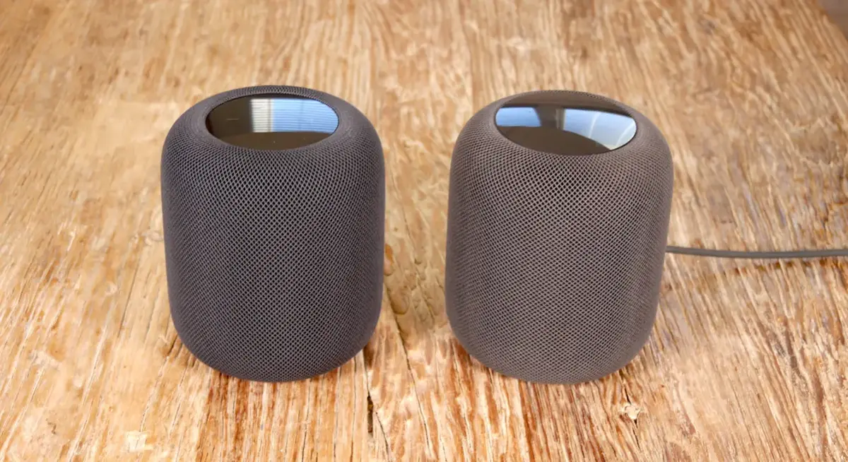 HomePod 2 en Minuit à gauche et HomePod 1 en Noir à droite, la différence est subtile mais bien présente