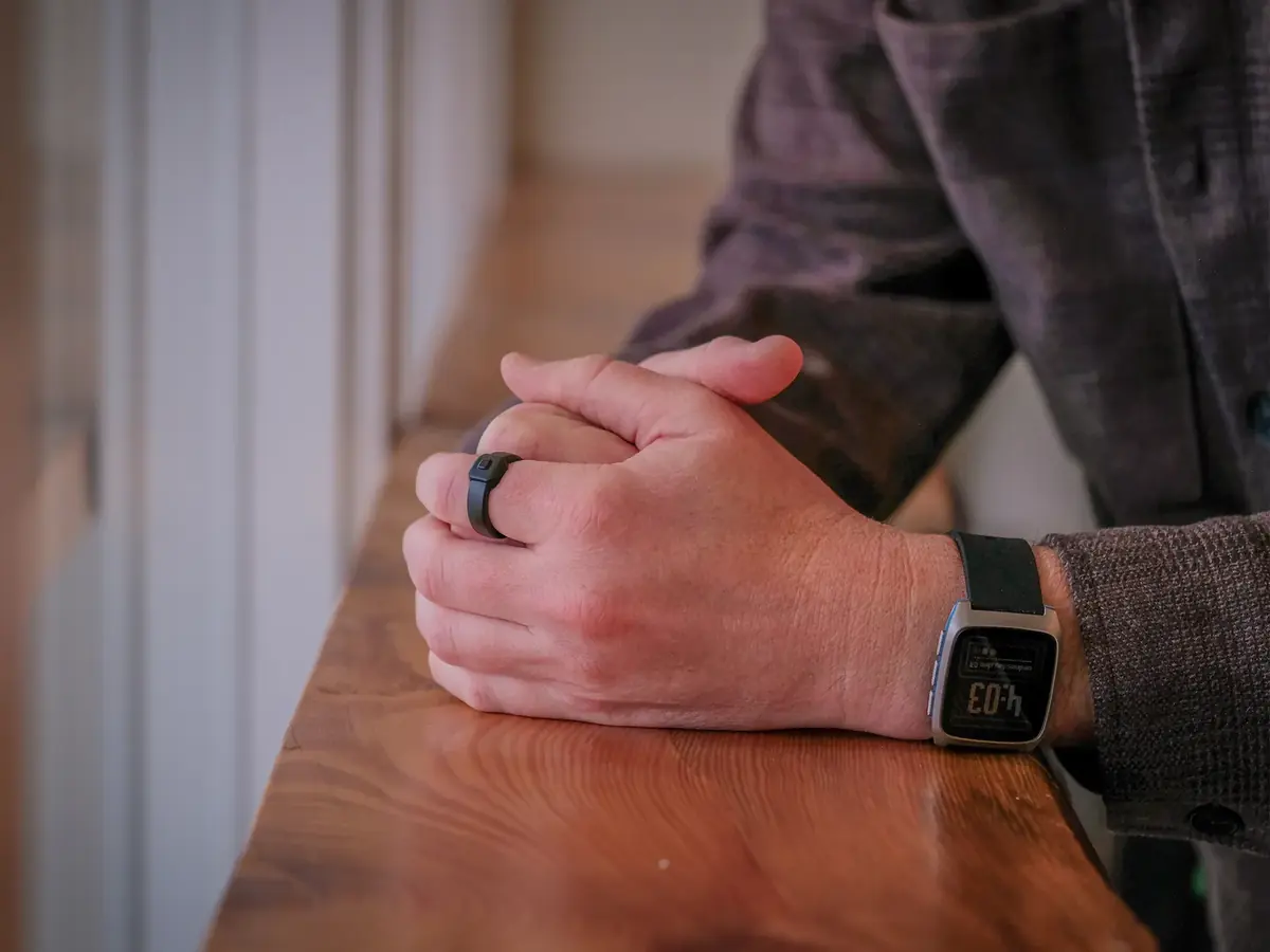 Pebble revient avec une bague connectée qui enregistre vos idées, et ne se recharge jamais !