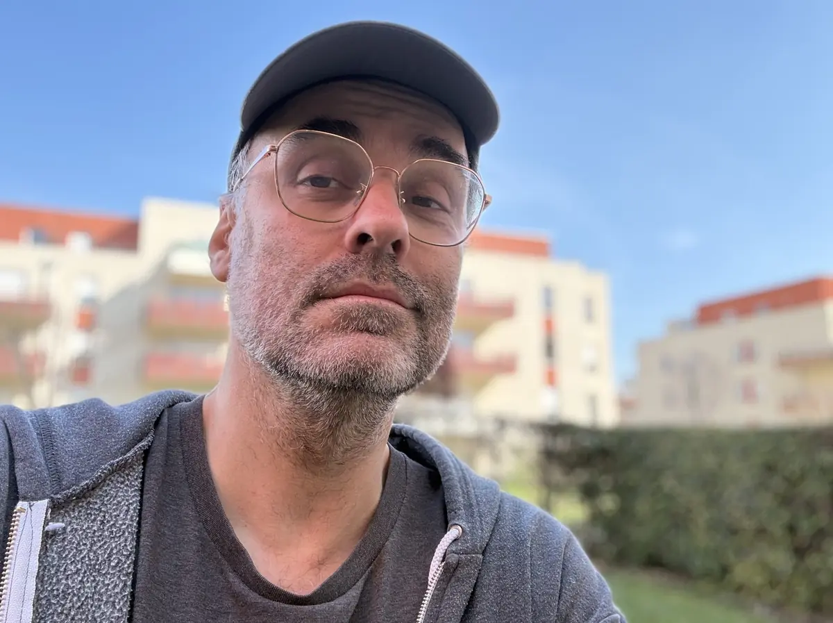 La cam&eacute;ra selfie fait le job en mode portrait, sans plus