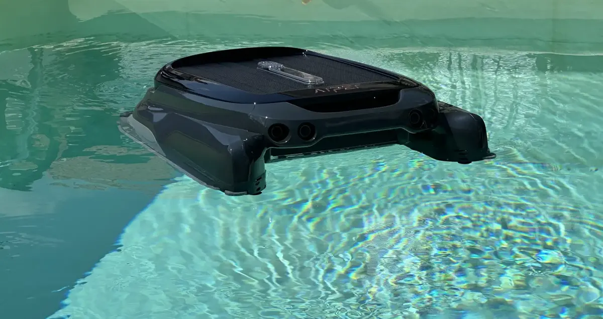 Test du robot Aiper Surfer S1 : il nettoie la surface de votre piscine et se charge en solaire !