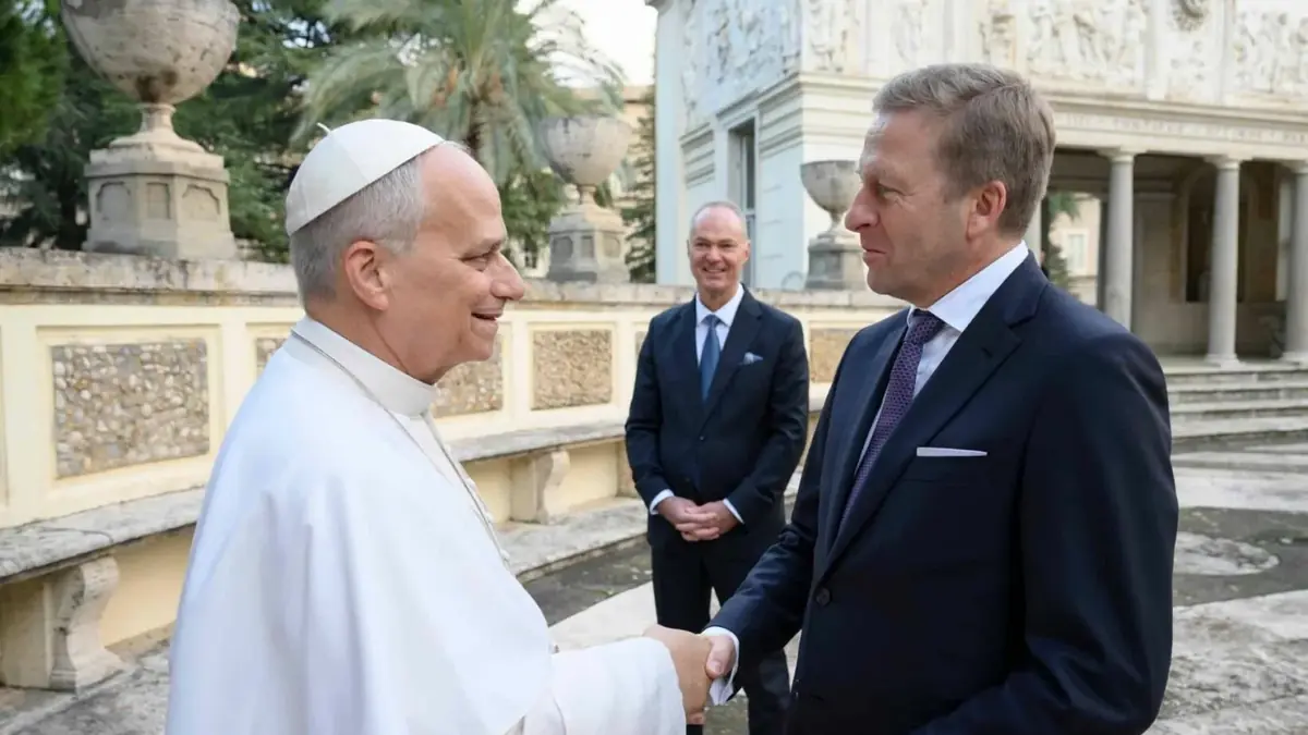 Le Pape L&eacute;on XIV roule d&eacute;sormais en BMW iX &eacute;lectrique