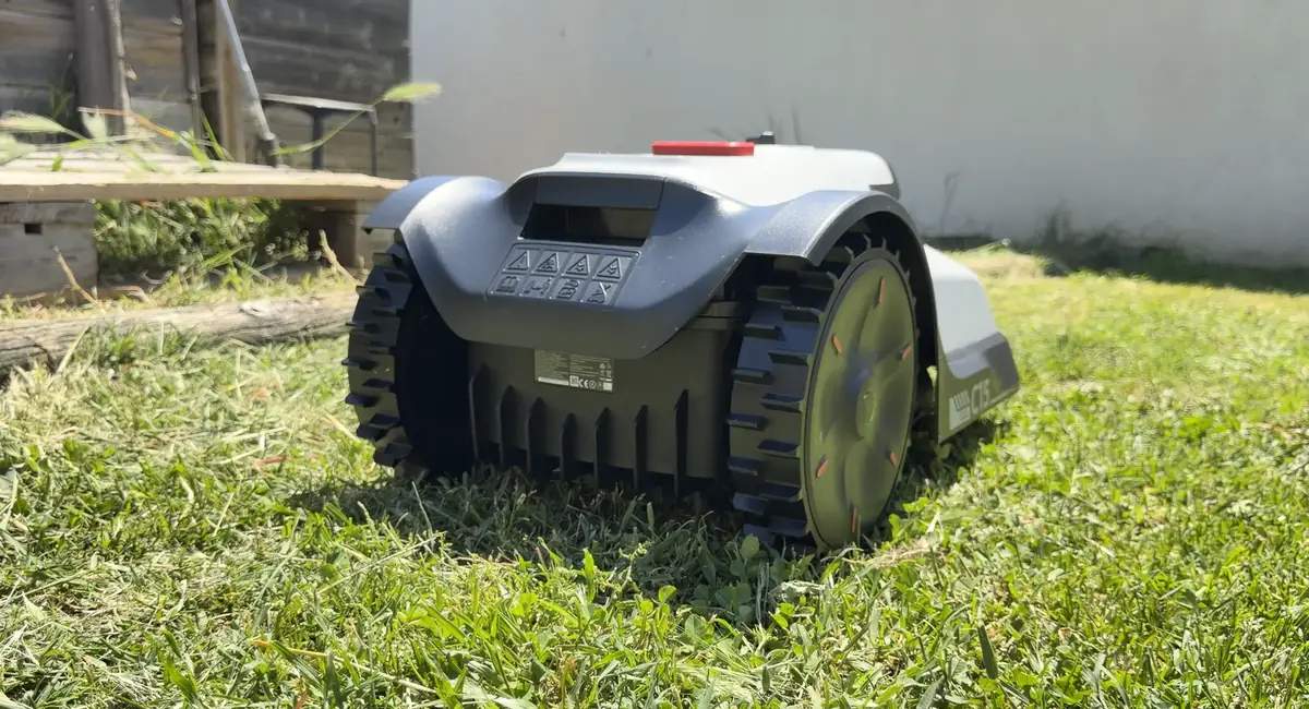 Test Eufy C15&nbsp;: le premier robot-tondeuse d&rsquo;Anker peut-il convaincre&nbsp;?
