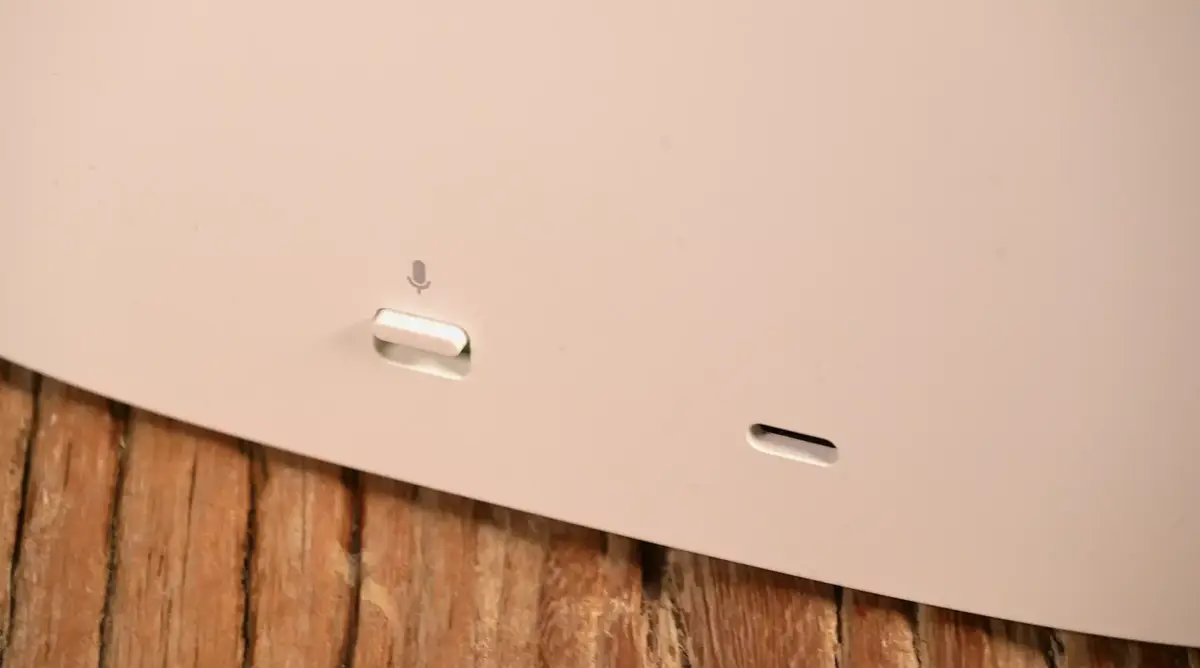 L'entrée USB-C et le bouton désactivant tous les micros