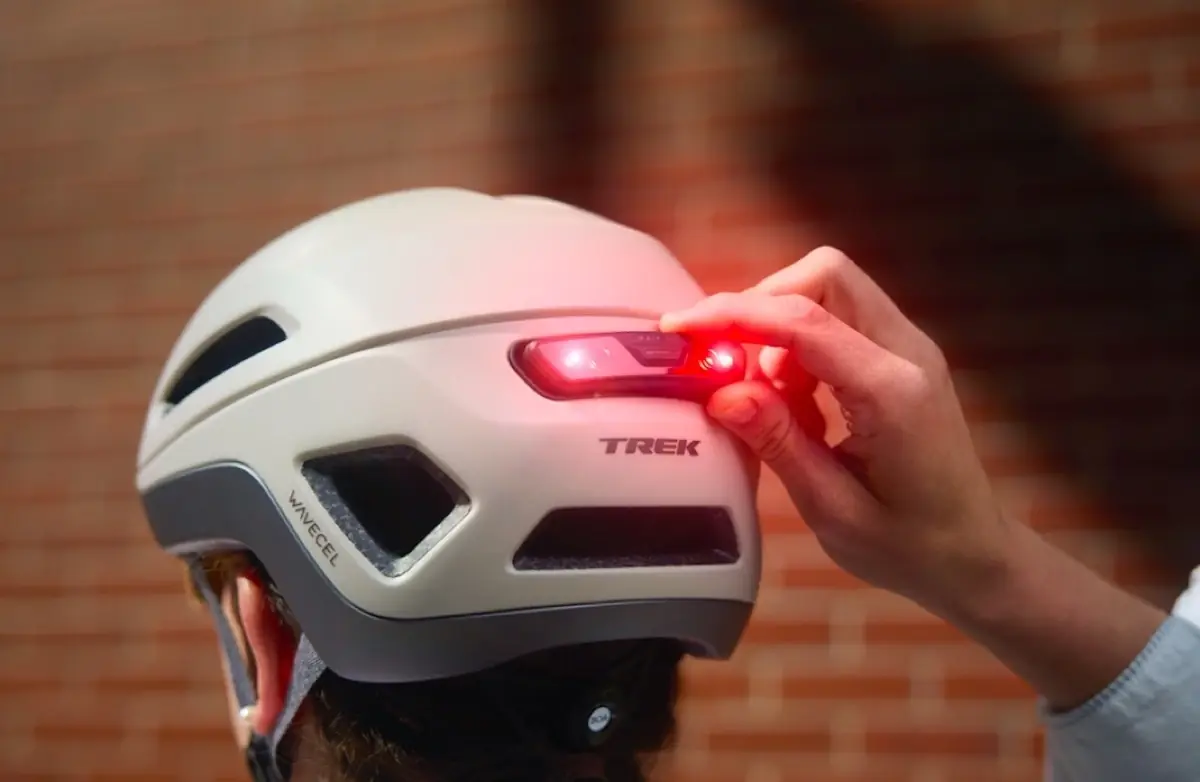 Trek Charge WaveCel&nbsp;: un casque pour v&eacute;lo &eacute;lectrique avec feu arri&egrave;re, &agrave; 169,99 euros