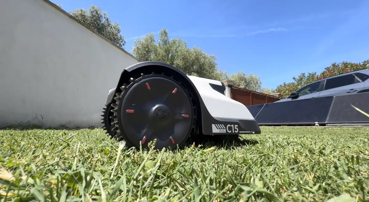 Test Eufy C15&nbsp;: le premier robot-tondeuse d&rsquo;Anker peut-il convaincre&nbsp;?