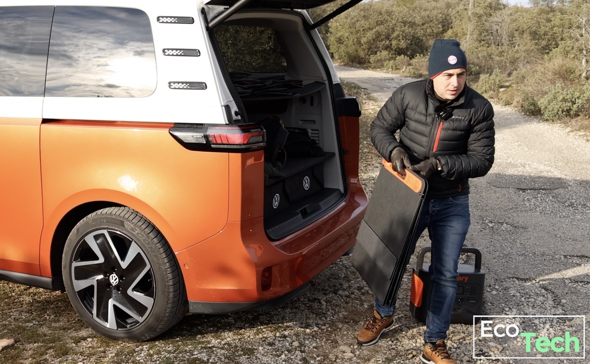 Test batterie Jackery Explorer 2000 Pro : on charge un van électrique avec des panneaux solaires