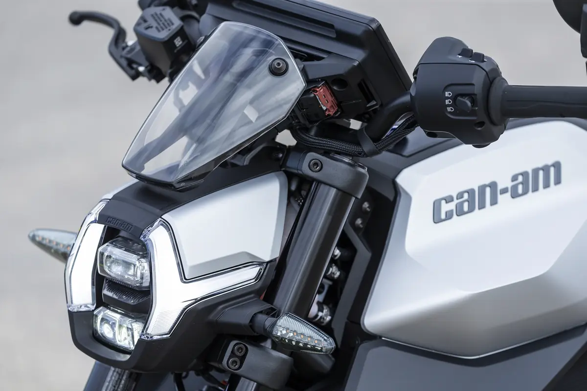 Essai de la Can-Am Pulse, la premi&egrave;re moto &eacute;lectrique &eacute;quip&eacute;e de CarPlay