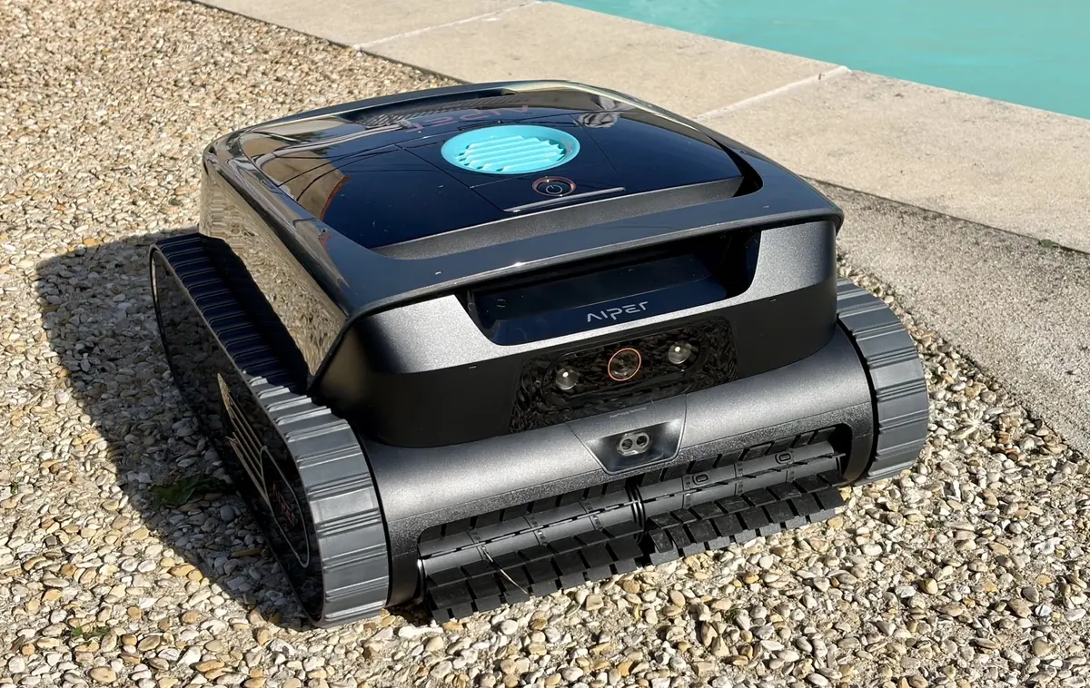 Test de l'Aiper Scuba V3&nbsp;: l'IA s'invite dans votre piscine, et c'est mieux&nbsp;!