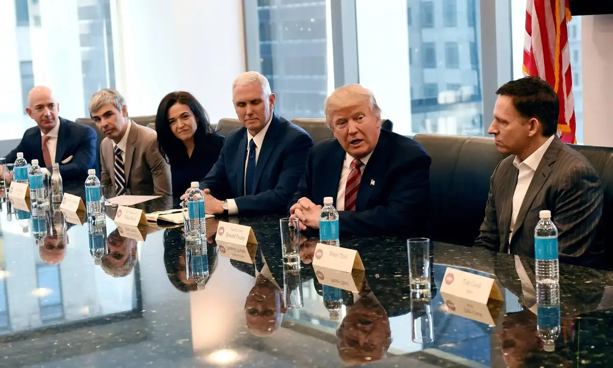 Amazon, Google, Facebook et Peter Thiel aux c&ocirc;t&eacute;s du nouveau pr&eacute;sident Trump en 2016.