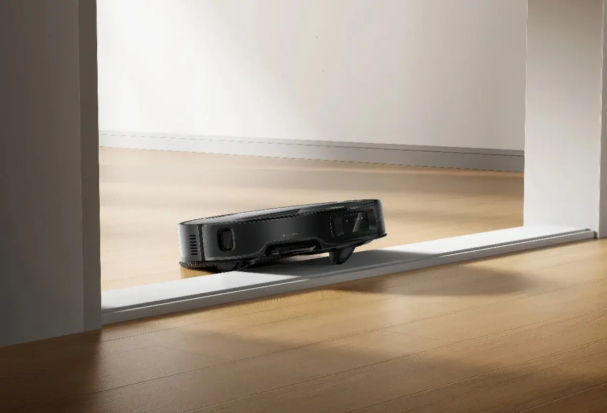 Roborock Saros Z70 : le robot aspirateur qui peut vous en coller une