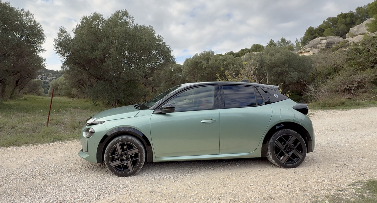 Essai Lancia Ypsilon électrique : le costume italien suffira-t-il à sauver la marque ?