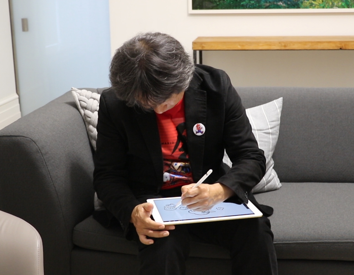 Shigeru Miyamoto esquisse un Super Mario sur iPad Pro avec un Apple Pencil