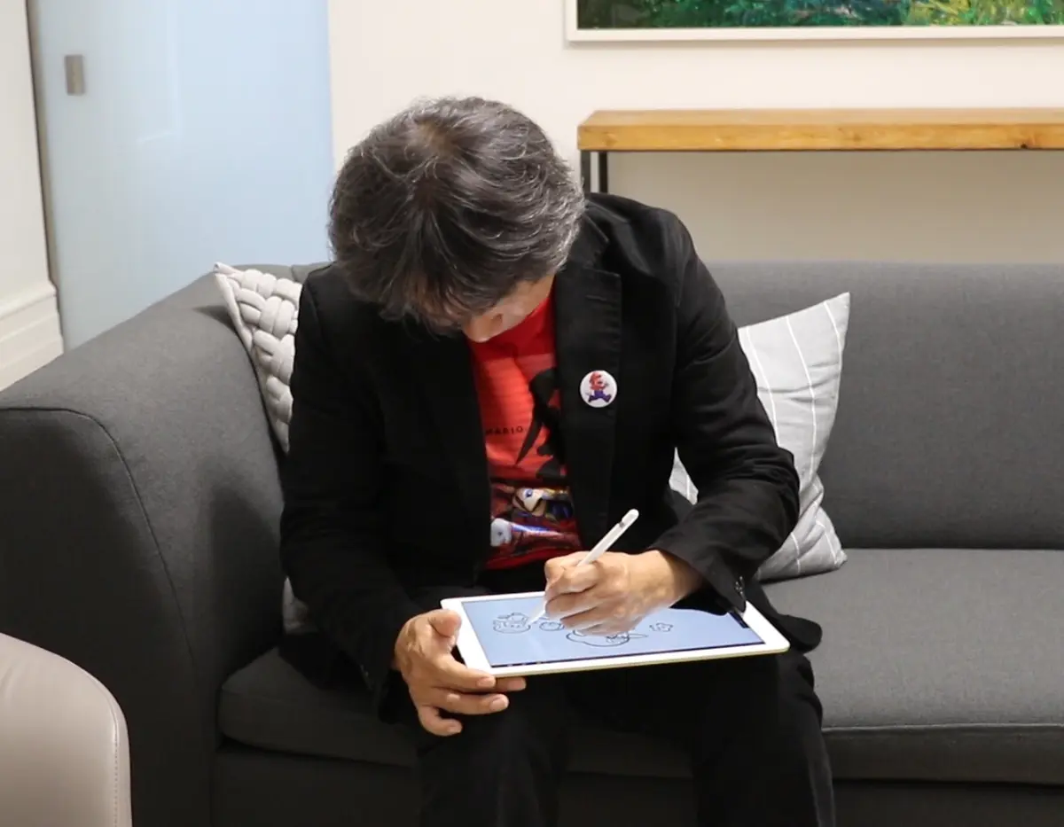 Shigeru Miyamoto esquisse un Super Mario sur iPad Pro avec un Apple Pencil