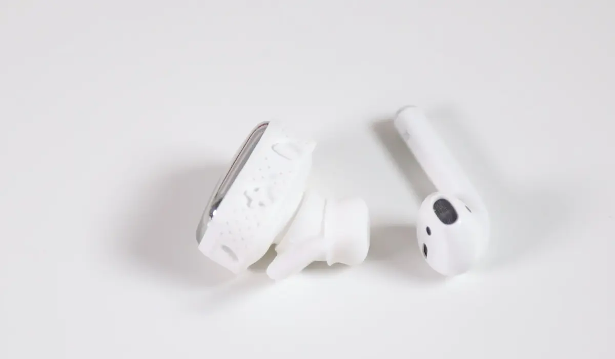 Le duel du jour : AirPods vs K'asq (PKparis), qui gagne le match de la finesse ? (et des specs)