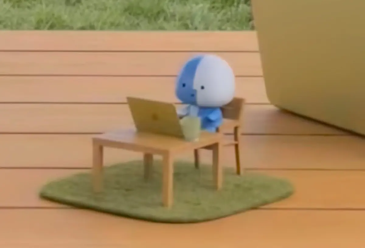 Capture du clip promotion pour le MacBook Neo sur TikTok, la premi&egrave;re apparition officielle du petit personnage, qu'Apple n'a pas encore nomm&eacute;