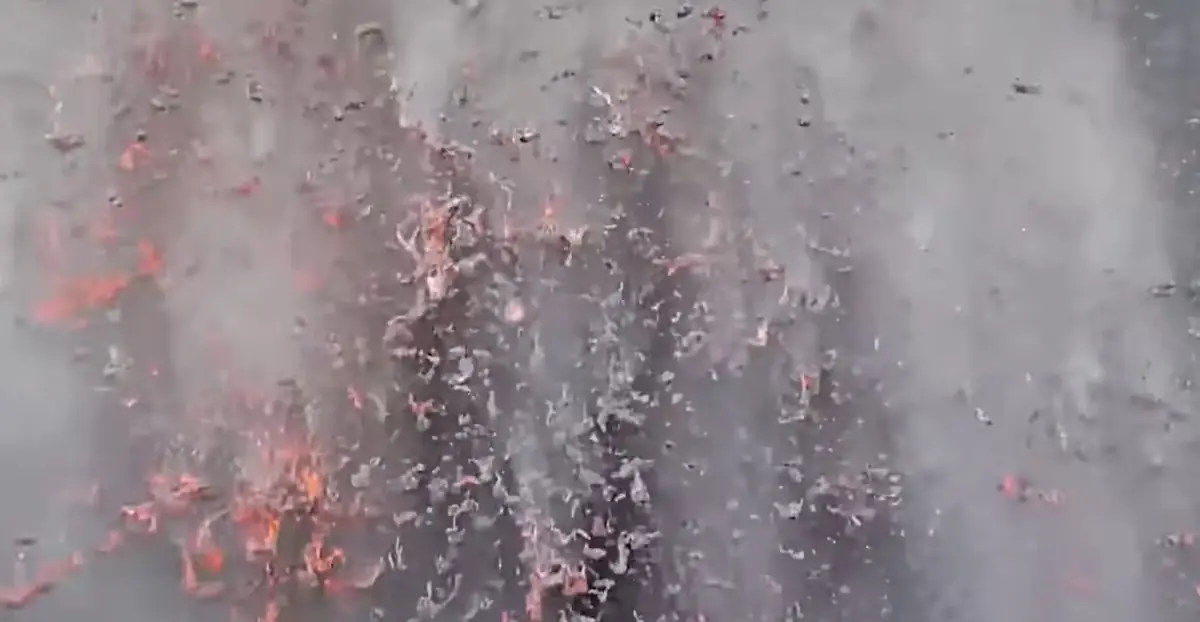 Avalée par un volcan, cette caméra a filmé sa propre mort !