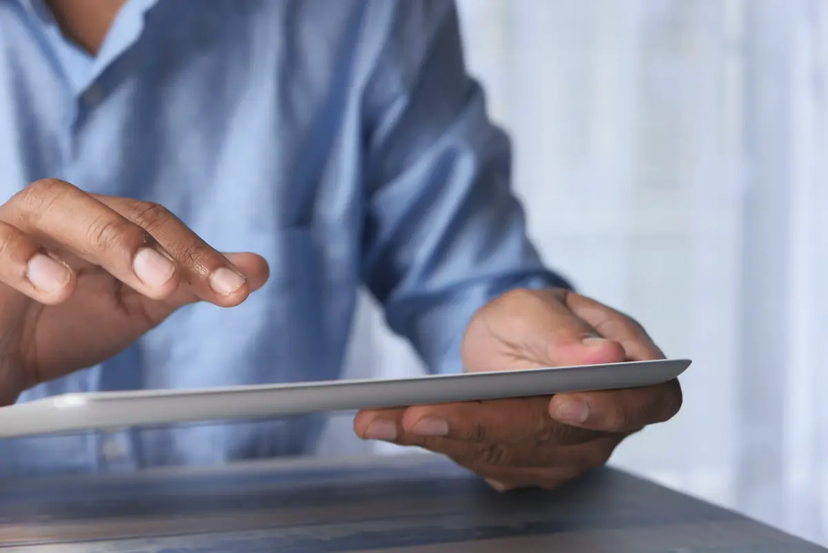 une tablette lou&eacute;e en cours d'utilisation